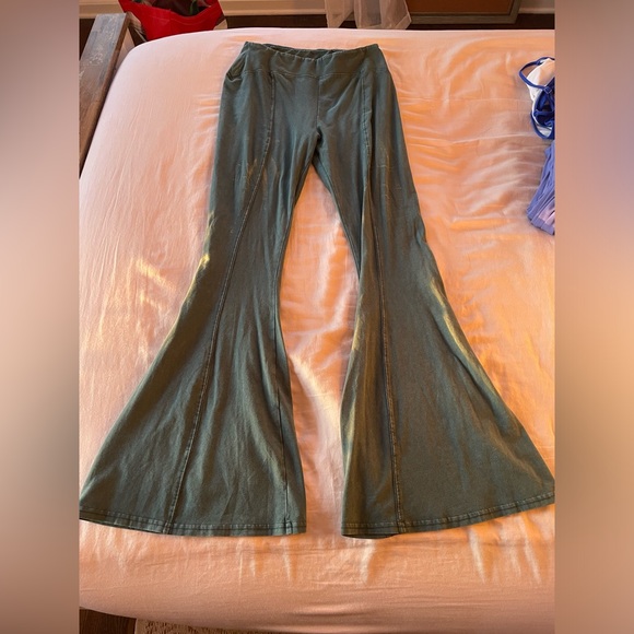 URBAN OUTFITTER FLARES - Picture 1 of 6